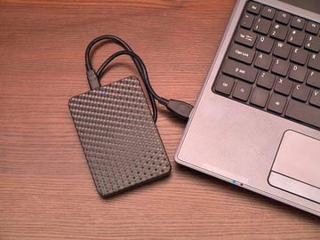 external-hard-drives-connected-in-laptop