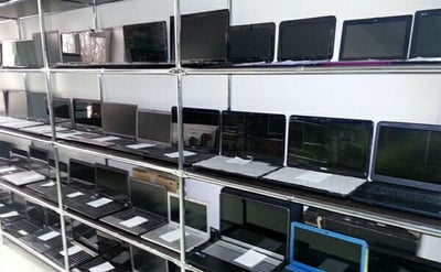 выбор-ноутбука-в-магазине