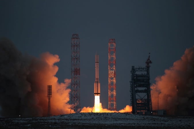 союз 2. ракета протон м. 1б плесецк. запуск спутника с космодрома. роскосмос старт с байконура.