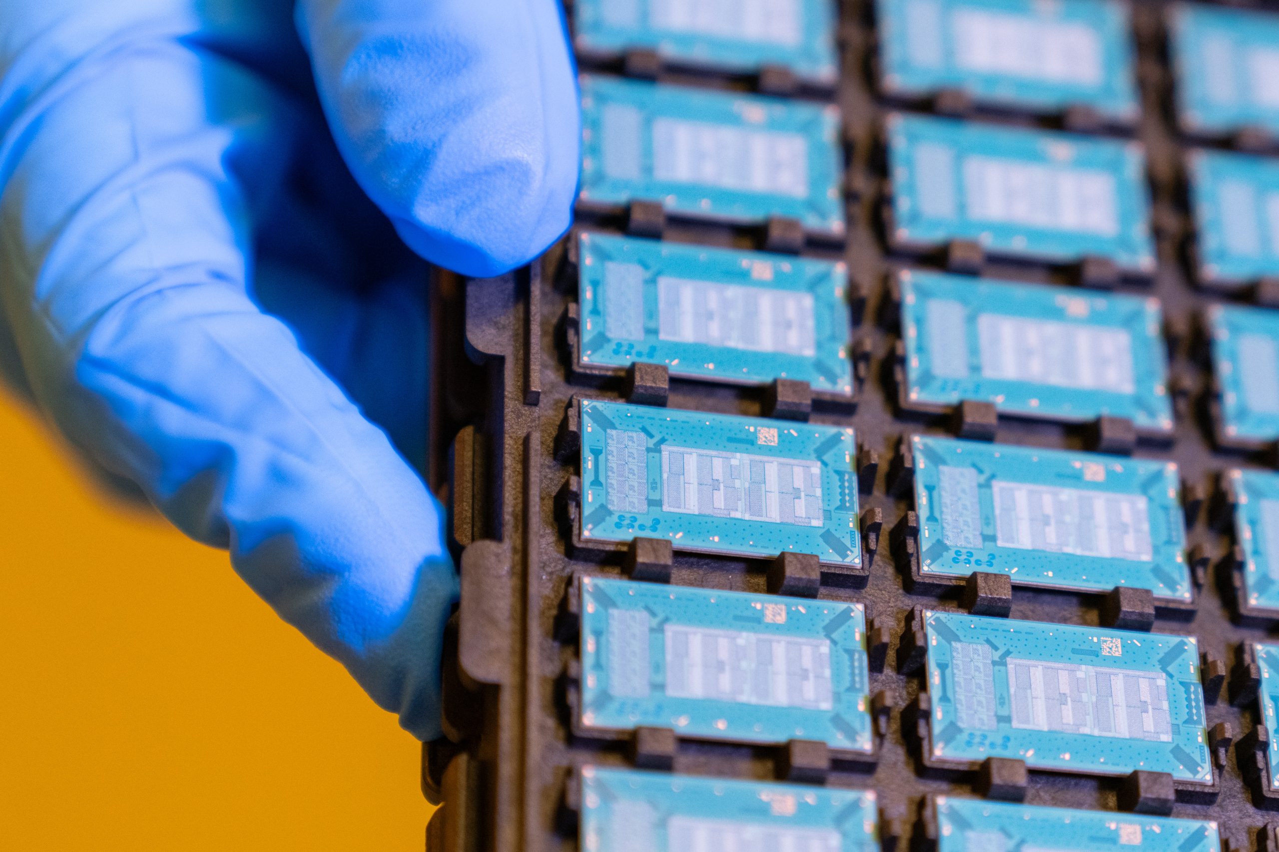 Intel представила чипы на стеклянных подложках