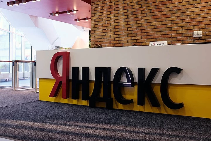 Офис «Яндекса» в Минске заблокировали неизвестные люди с оружием, в Uber пришли с обыском