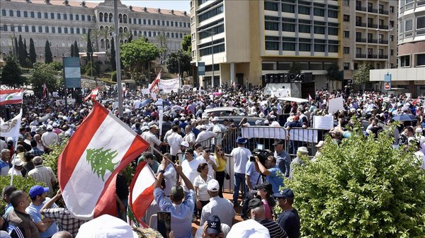 Протесты в Ливане заставили власти отменить налог на Skype и Whatsapp