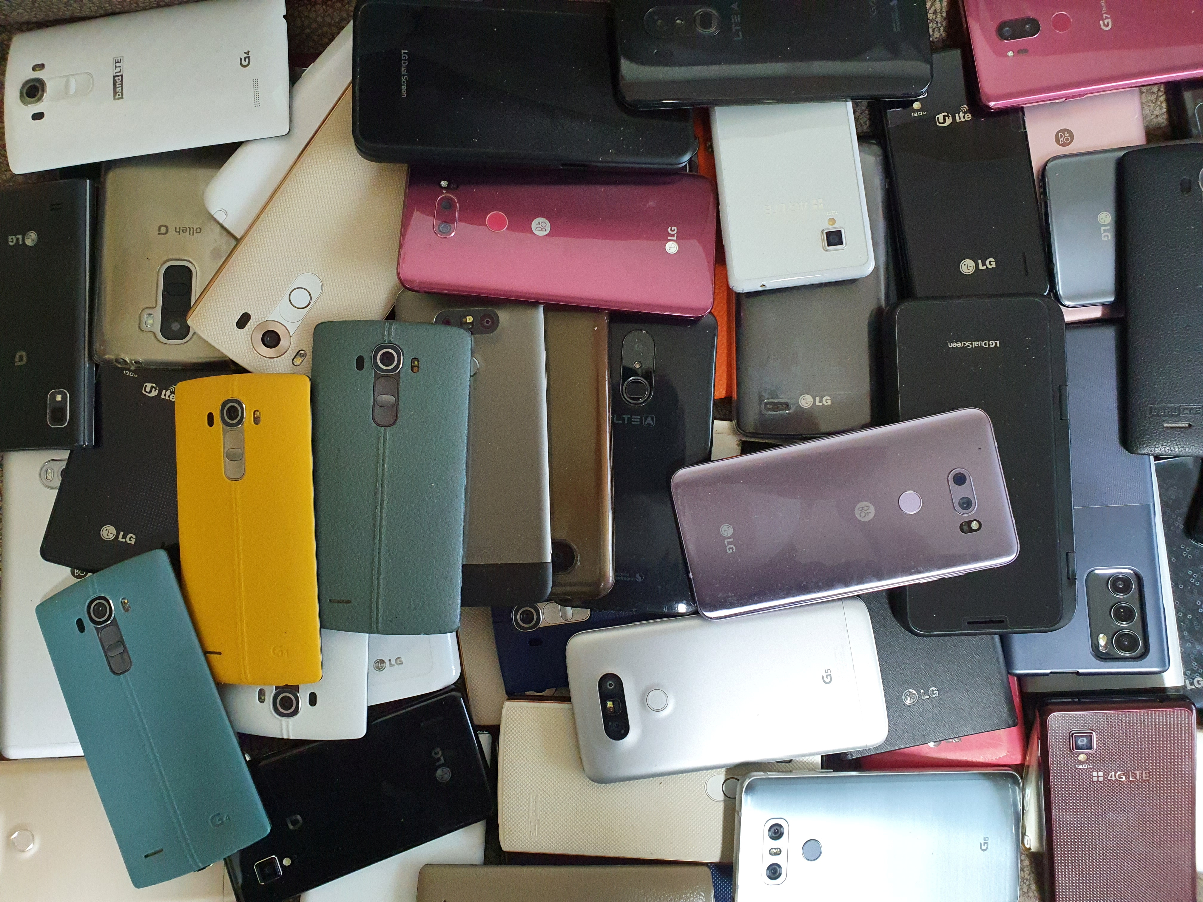 Минцифры и Минпромторг хотят запретить импорт смартфонов Samsung и LG