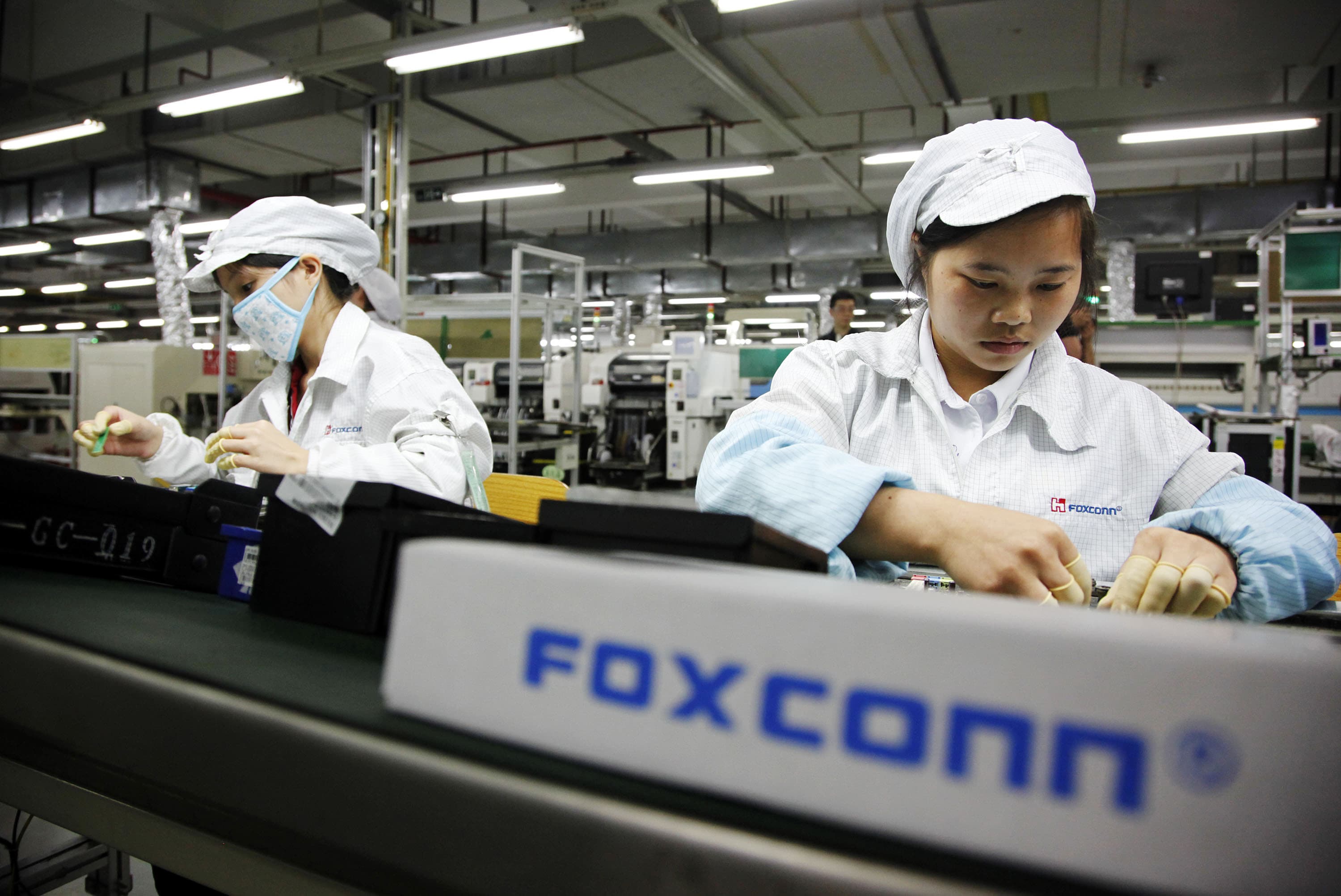 Foxconn приостановил работу на двух заводах в Китае из-за вспышки коронавируса
