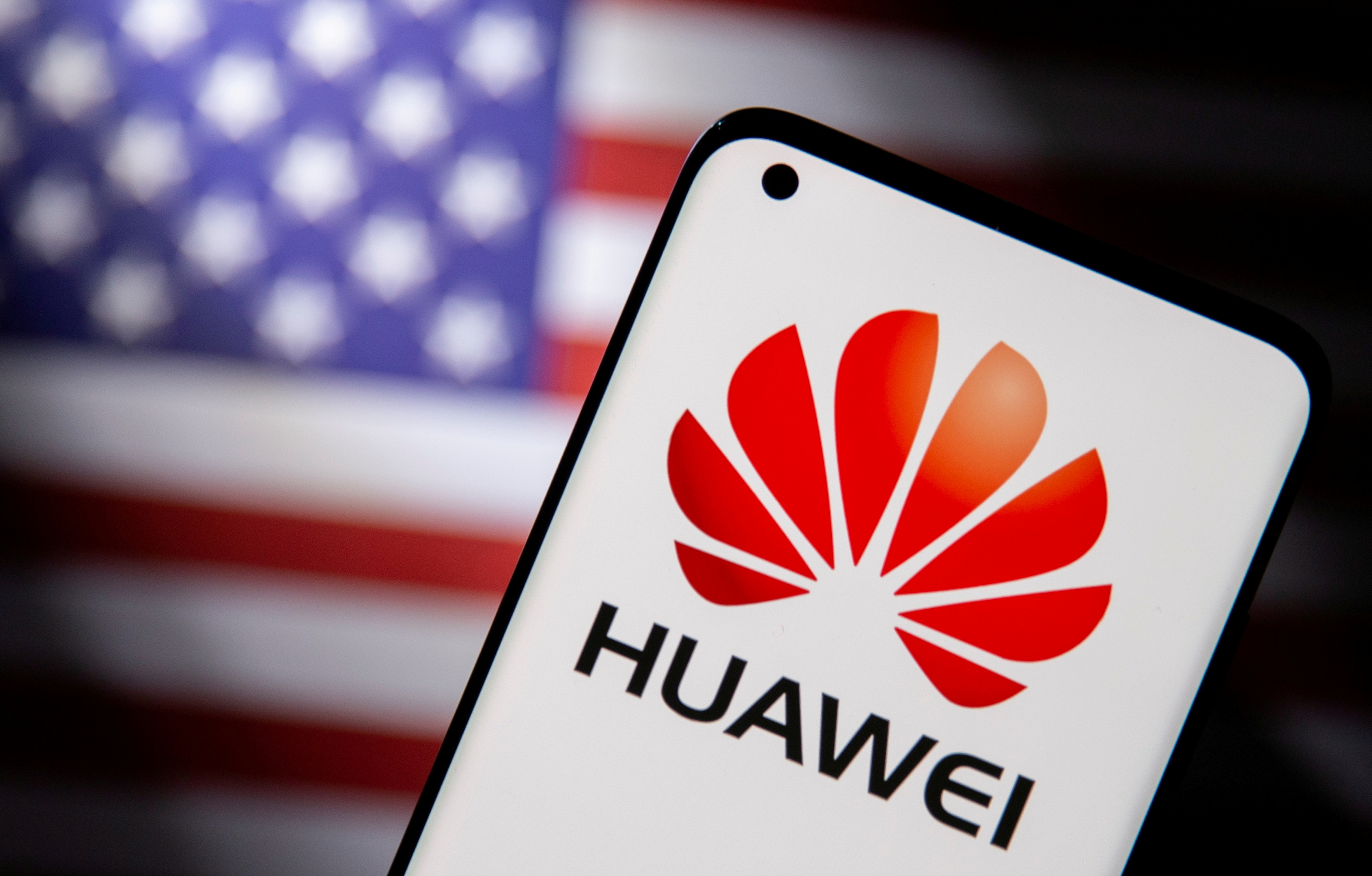 Доходы Huawei упали почти на 30%