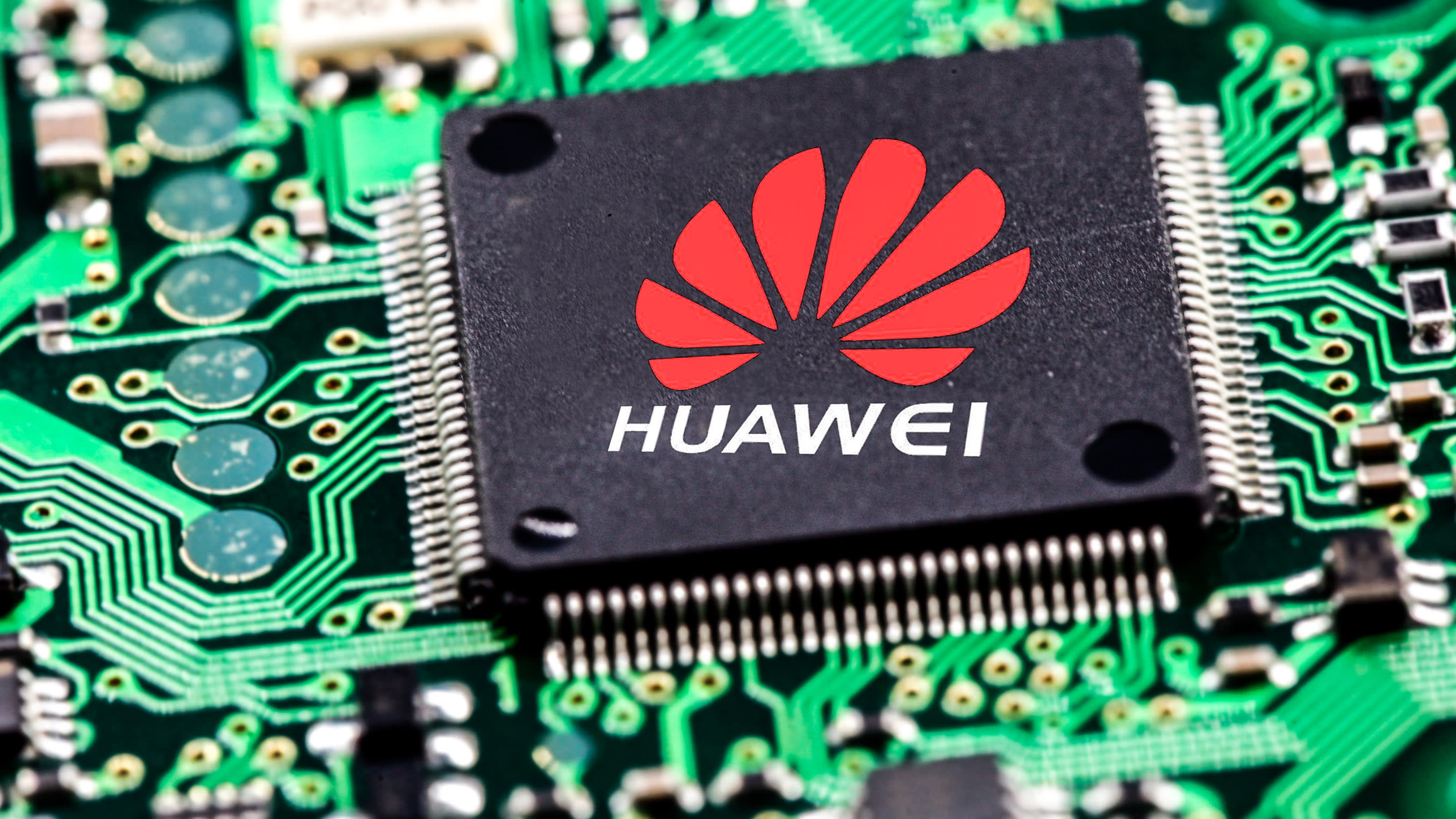 США введут ограничения на поставки чипов для Huawei