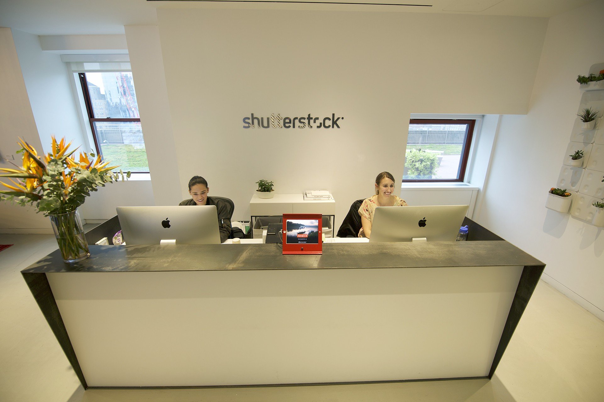 Shutterstock продолжит работу в России