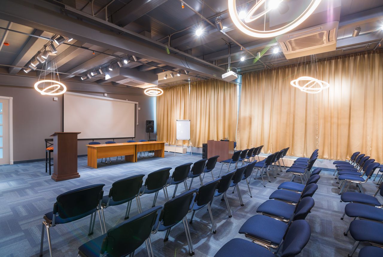 Компании массово отменяют деловые мероприятия