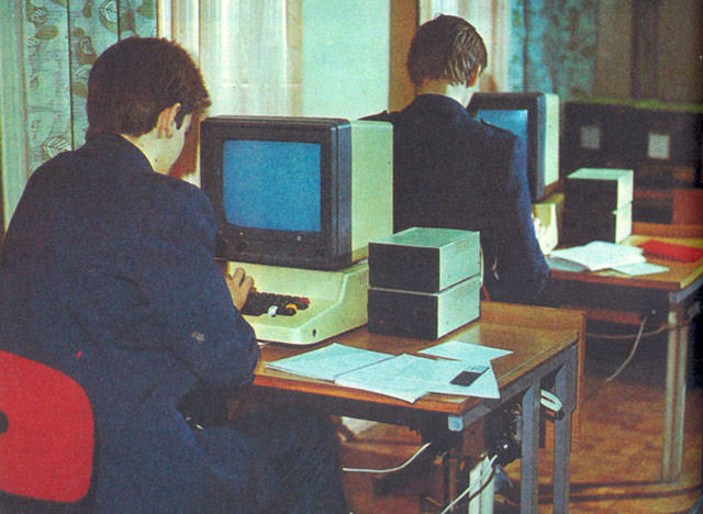 Власти навязали «Ростелекому» российское оборудование для подключения школ к интернету