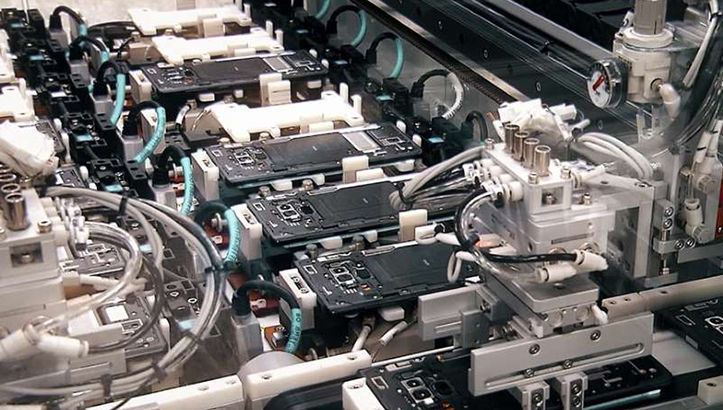 В России запустят производство отечественных смартфонов по контракту