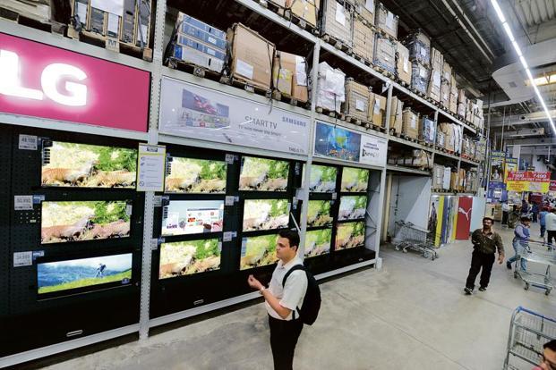 В России упал спрос на телевизоры, смартфоны и колонки