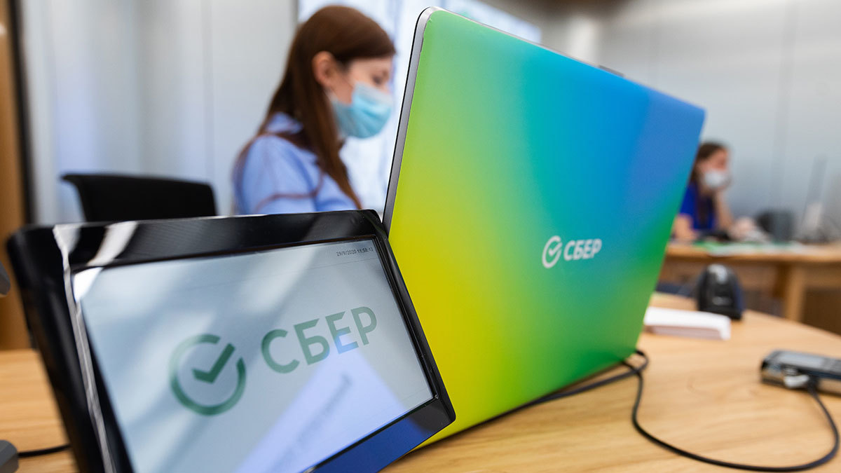 «Сбер» выпустил 50 тыс. ноутбуков и планшетов под собственным брендом