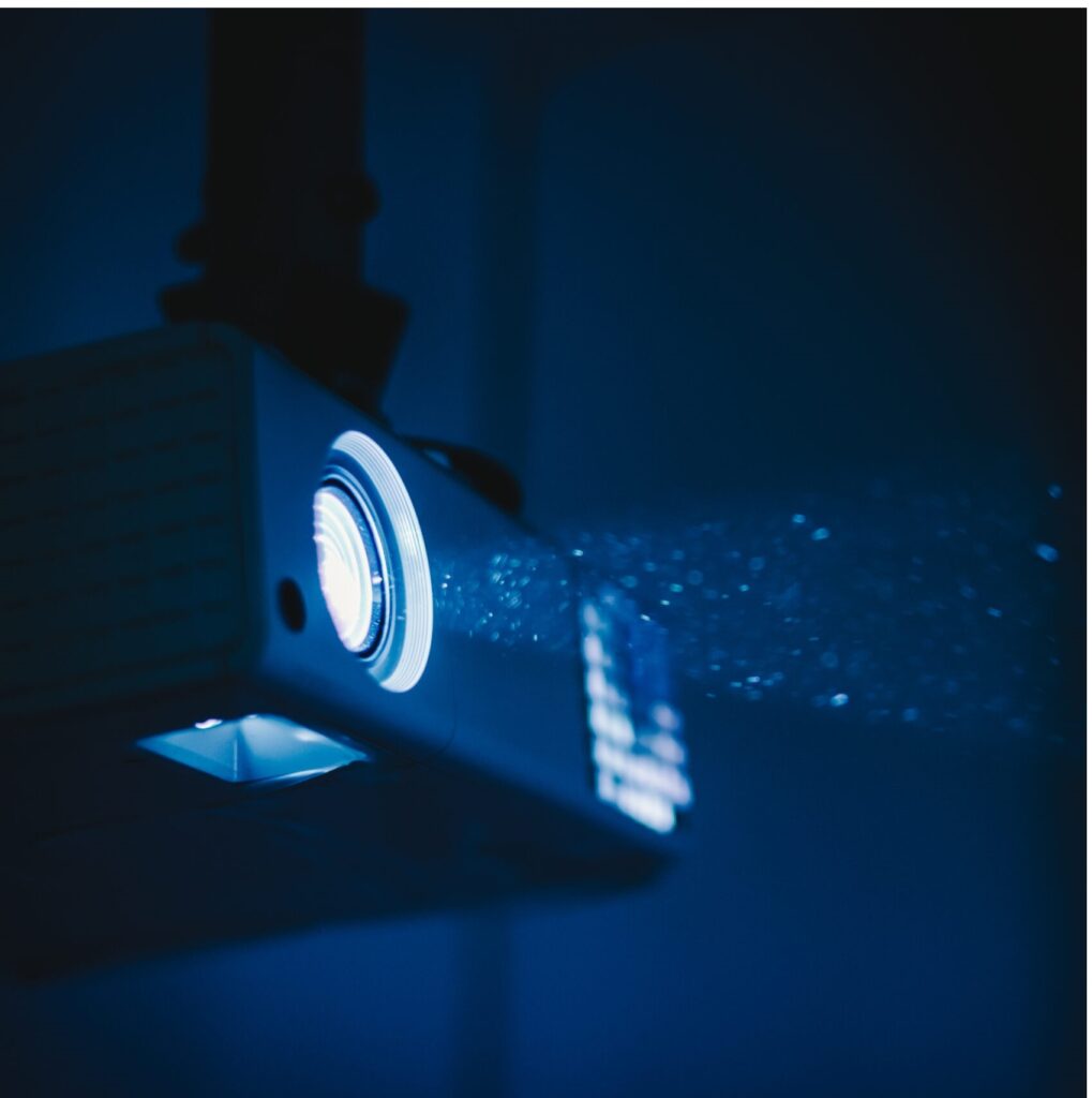 К концу 2023 г. рынок проекторов закончил восстановление