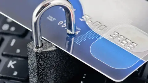 Всё больше россиян жалуются на беспричинные блокировки банковских карт